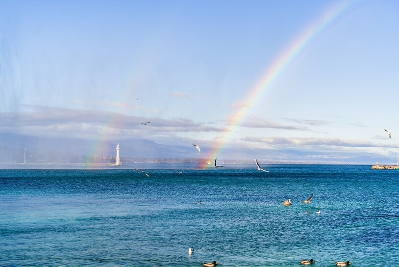 海の上に虹がでている様子